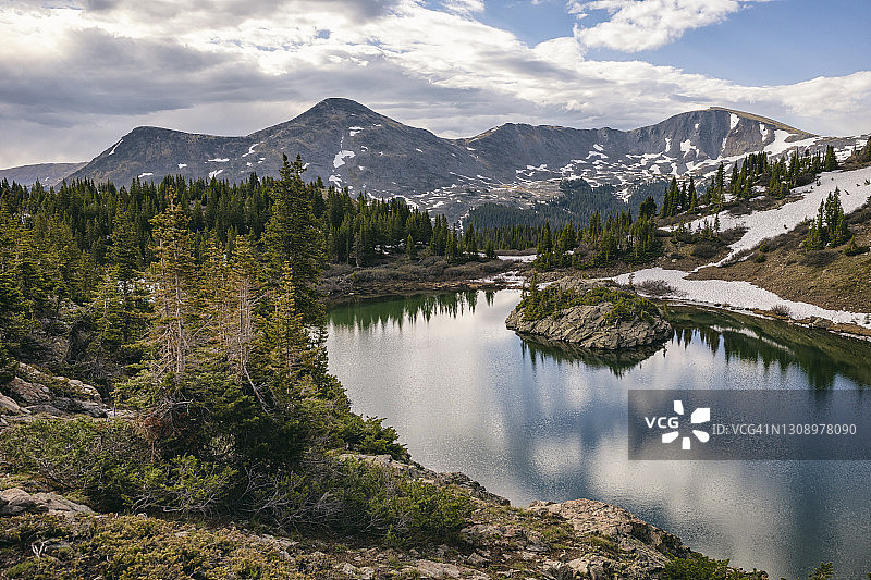 科罗拉多州大学荒野中的迷失湖图片素材