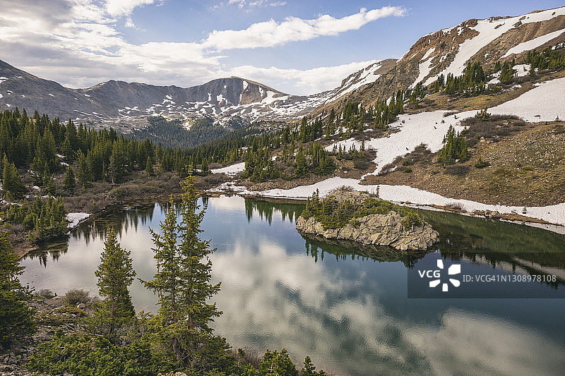 科罗拉多州大学荒野中的迷失湖图片素材