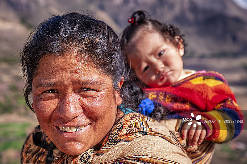 皮萨克附近背着婴儿的秘鲁妇女图片素材