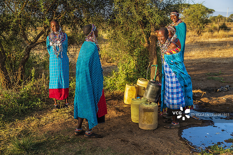 肯尼亚东非马赛部落女人打水图片素材