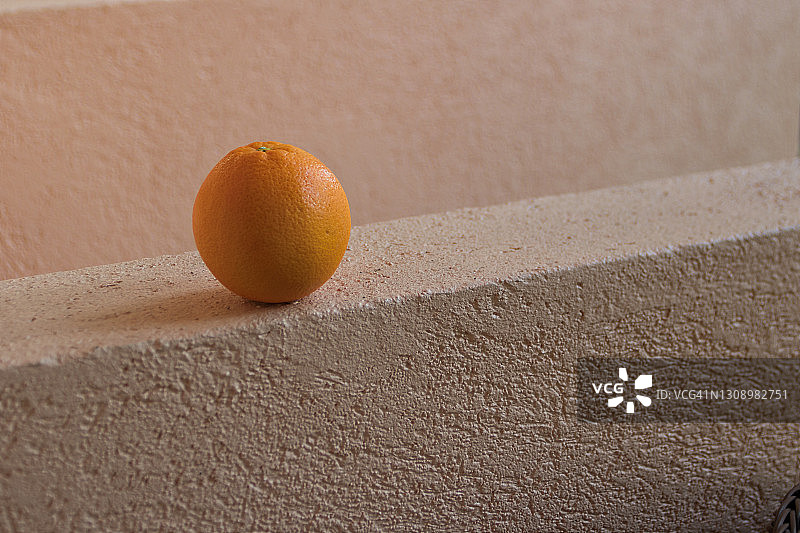 橙色墙上的橙子图片素材