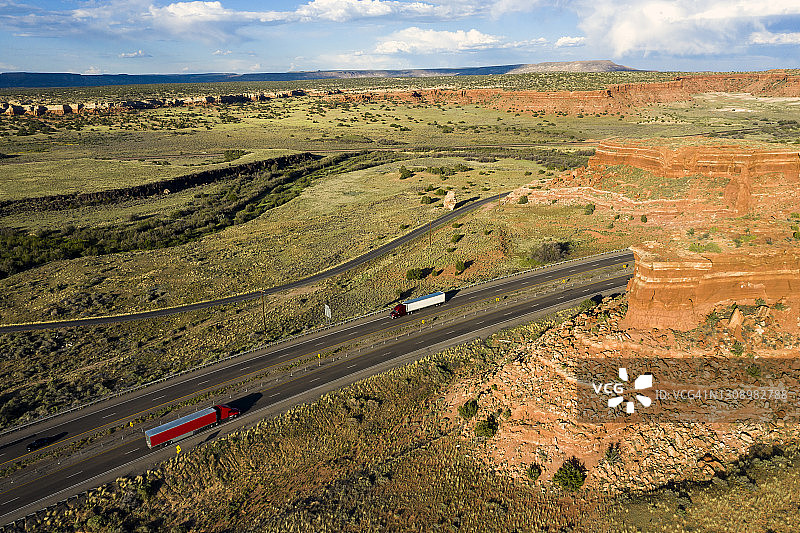 高速公路上的重型货物（航拍视角）图片素材