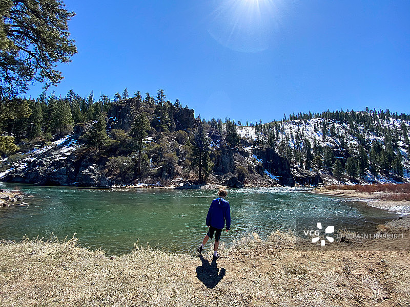 孩子在远程学习时与他的狗一起探索和玩耍图片素材