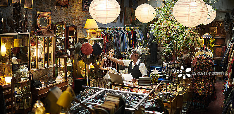 复古商店店主和顾客图片素材