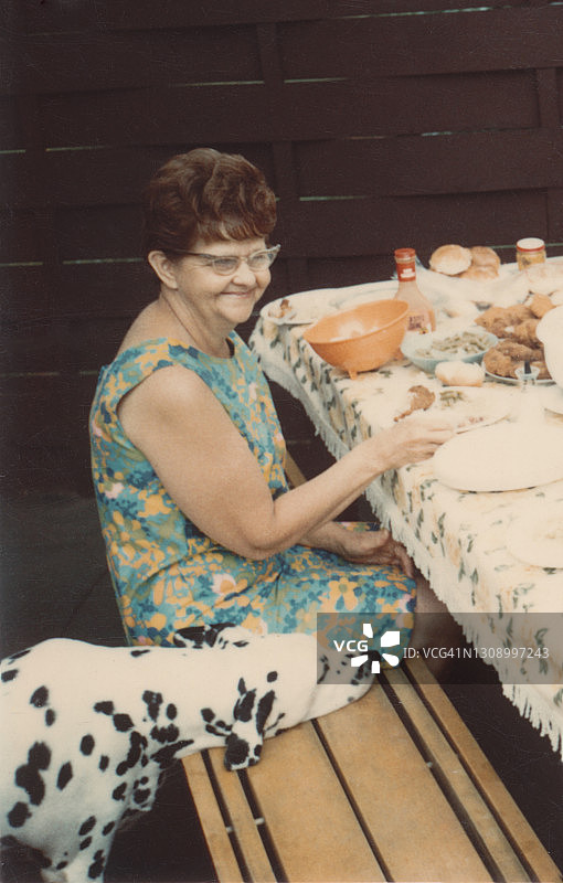 20世纪60年代妇女和狗乞讨食物老照片图片素材