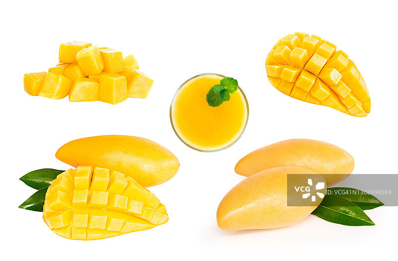 白色背景上孤立的绿色叶子和成熟芒果热带水果切片特写图片素材