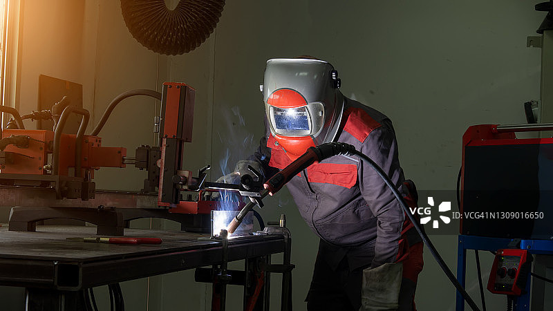 在工厂工作的焊接工人生产金属结构图片素材