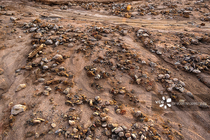世界末日般不寻常的景观，地球干燥且被太阳烘烤的表面，类似于火星。贫瘠，干裂的土地和土壤。全球变暖的概念。耐火粘土采石场。纹理背景。图片素材