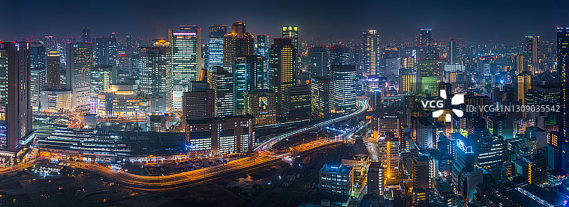 未来主义霓虹灯夜景摩天大楼天际线航拍全景，日本大阪图片素材