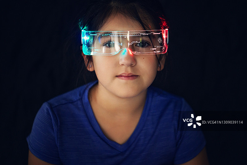 戴着未来感眼镜的女孩图片素材