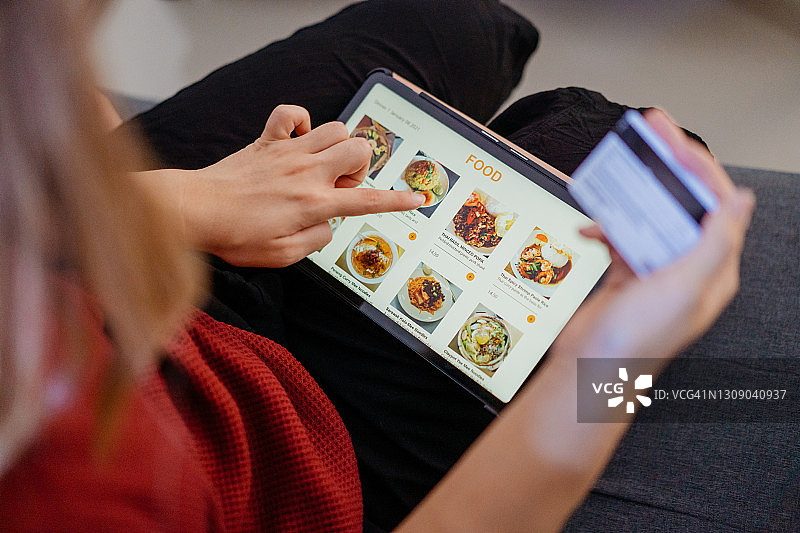 在线订购外卖服务的华人女性图片素材