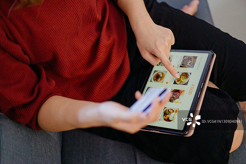 在线订购外卖服务的华人女性图片素材
