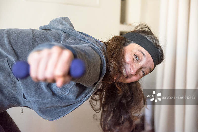 健身女性在做运动图片素材