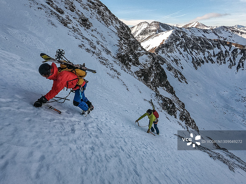 登山队攀登顶峰，冬季探险图片素材