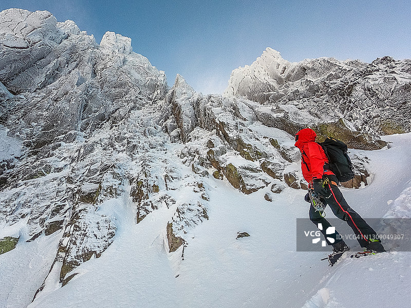 冬季攀登高峰的孤独攀岩者图片素材