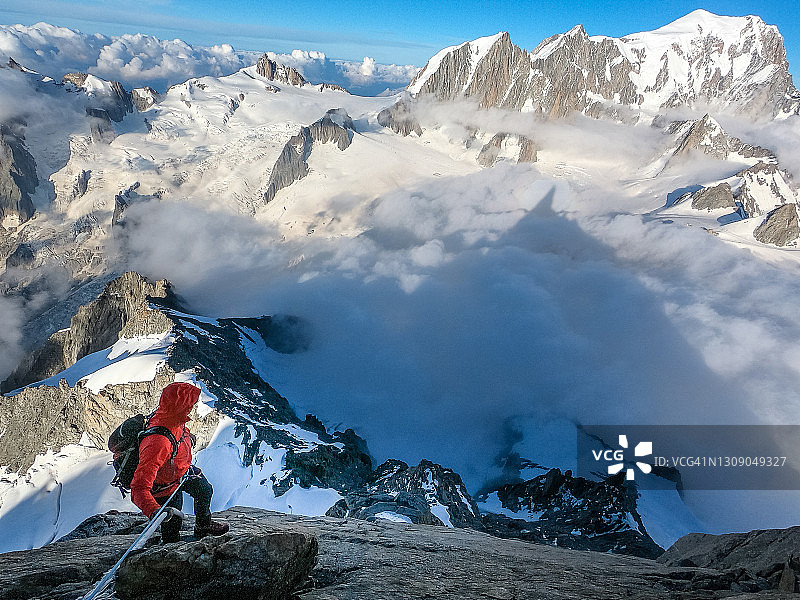 在高海拔山区用绳索攀登，冬季景观图片素材