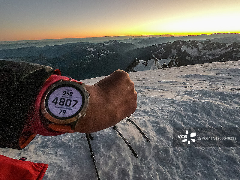 世界之巅：登山者用智能手表查看海拔图片素材