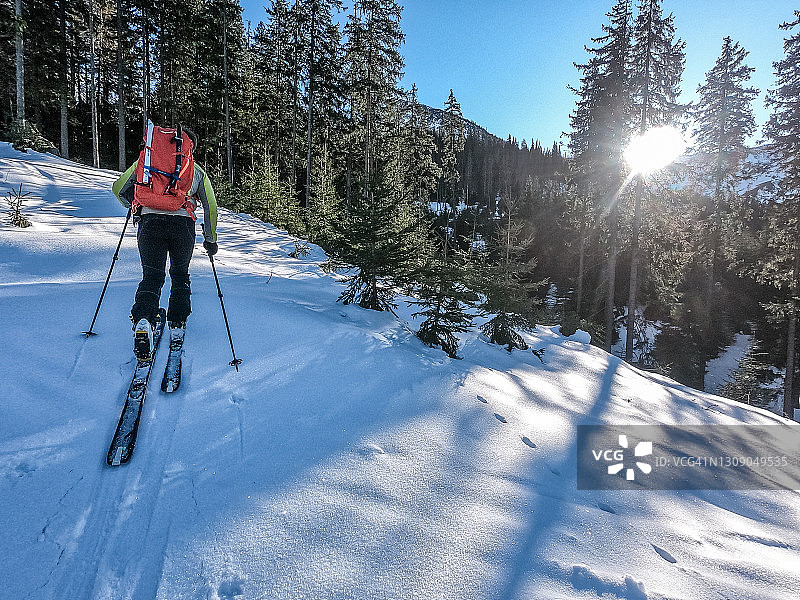 山间滑雪之旅：阳光明媚的深雪图片素材