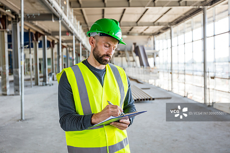 室内建筑工地的建筑工人图片素材