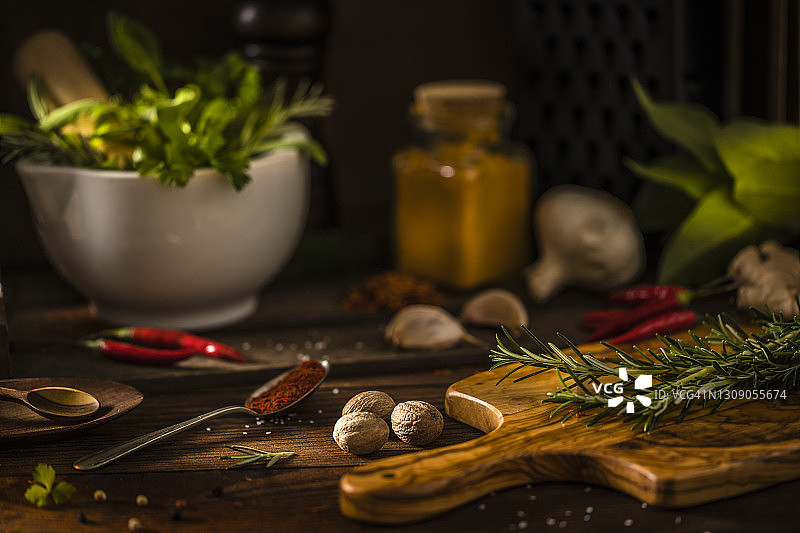 乡村木桌上的香草和香料图片素材