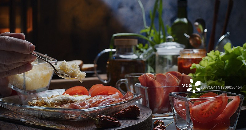 享用培根鸡蛋、吐司和茶图片素材