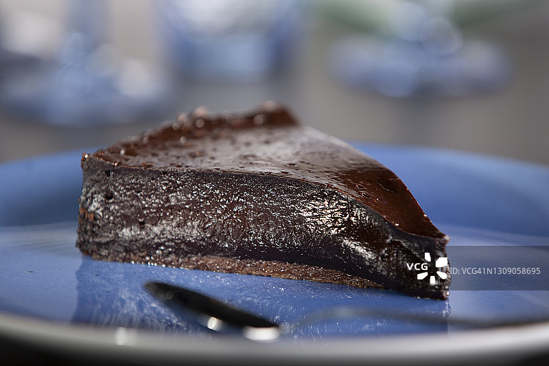 融化的巧克力芝士蛋糕图片素材