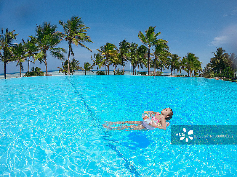 美丽的女孩享受夏日假期图片素材