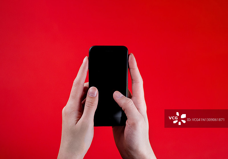 一人在智能手机上打字的个人视角图片素材