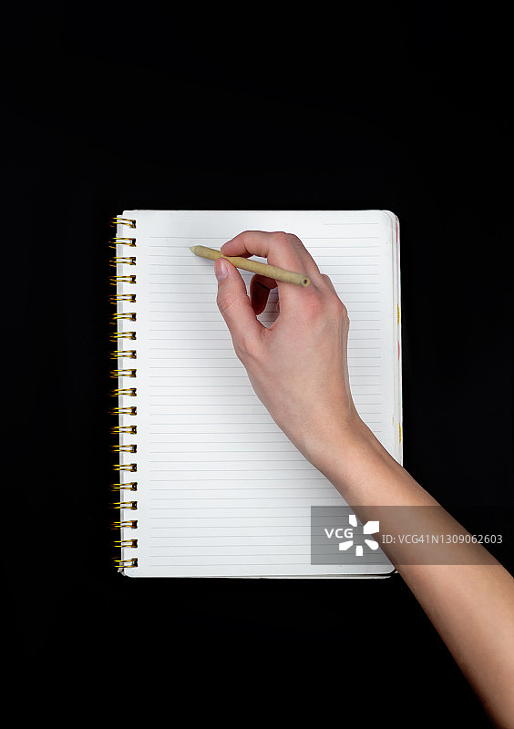 一人在笔记本上书写的视角图片素材