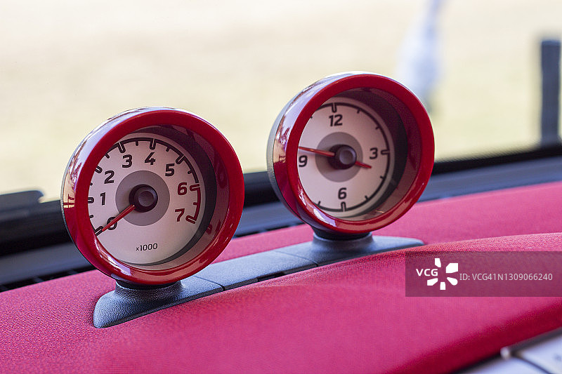 跑车仪表盘上的不同仪表图片素材