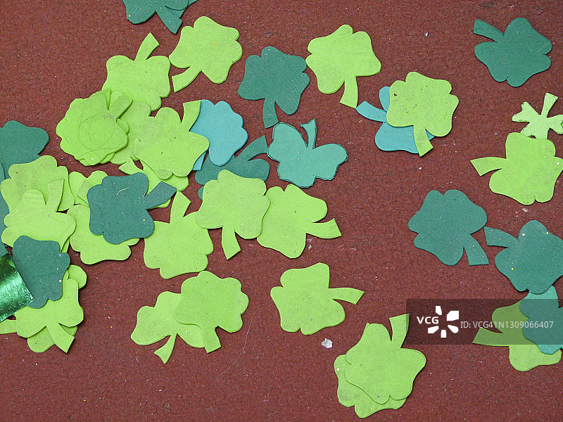 三叶草剪纸，在绿色桌布上，庆祝圣帕特里克节图片素材