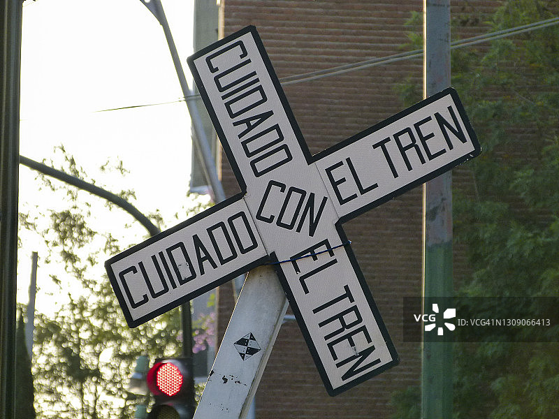 墨西哥墨西哥城，旧铁轨旁的列车警告标志图片素材