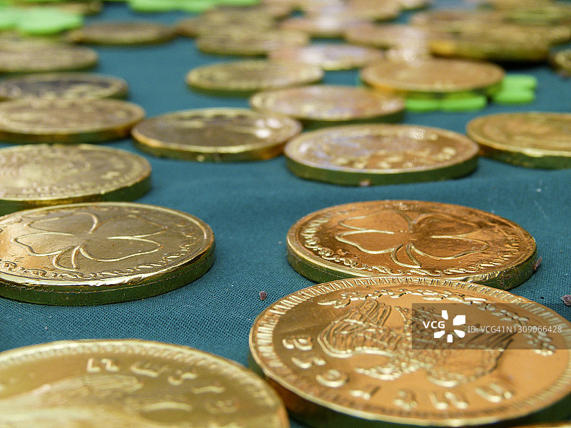 圣帕特里克节的巧克力金币与绿色桌布图片素材