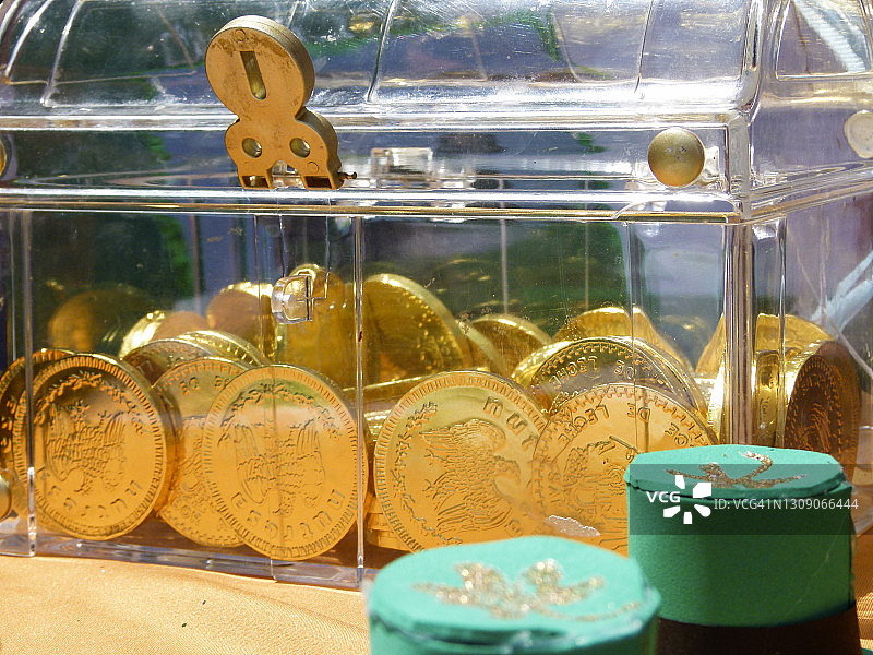 圣帕特里克节透明塑料盒中的巧克力硬币图片素材