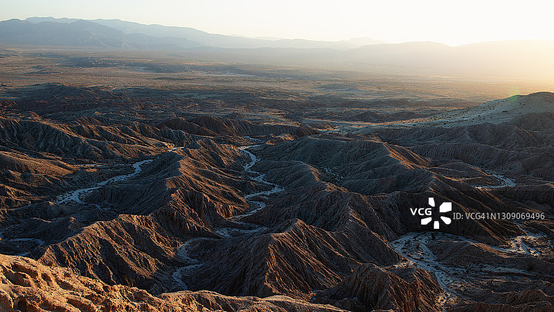 日落时分，从方特角看到的安扎博雷戈沙漠州立公园山景航拍图片素材
