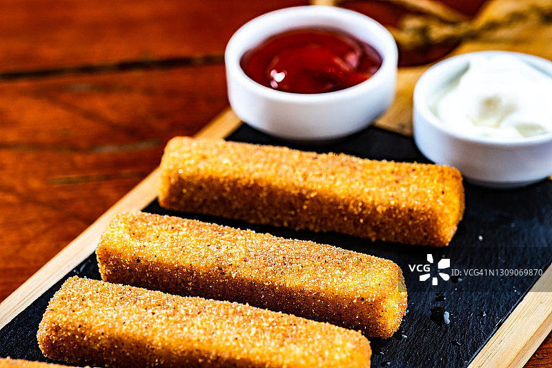 炸奶酪条配番茄酱和蛋黄酱图片素材