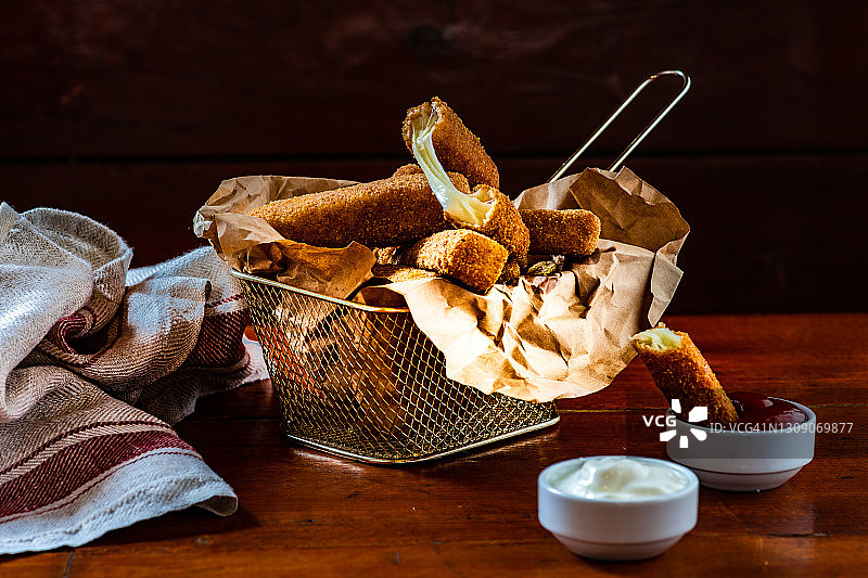 炸奶酪条配番茄酱和蛋黄酱图片素材