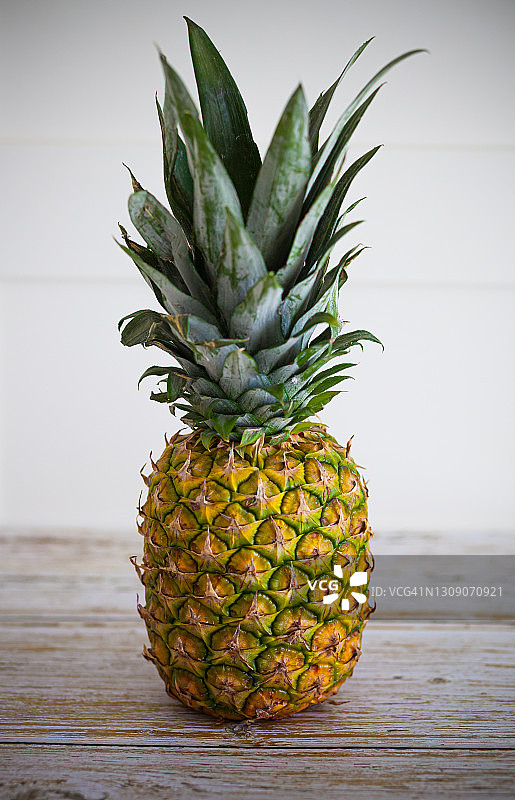木桌上的菠萝图片素材