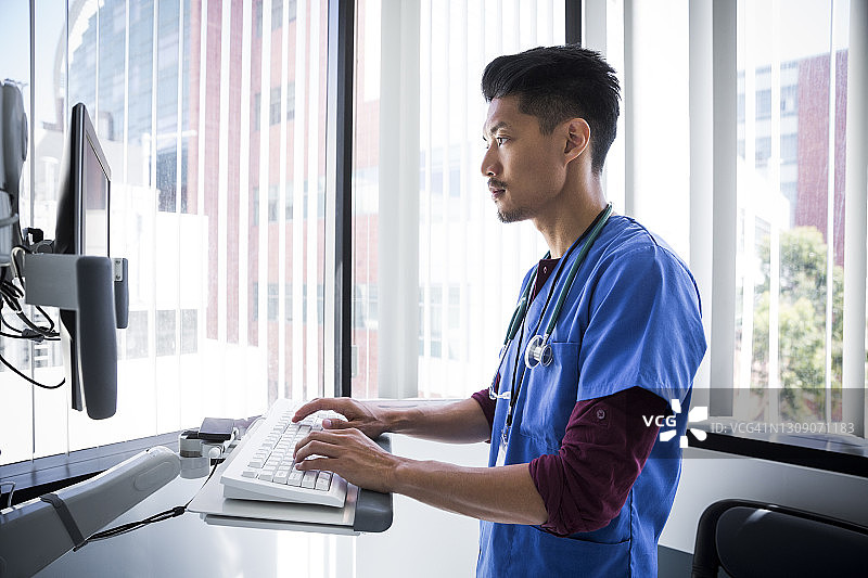 在医院用电脑工作的男护士图片素材