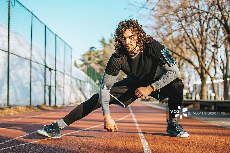 男性运动 - 伸展运动图片素材