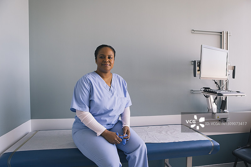 医院检查台旁的护士肖像图片素材