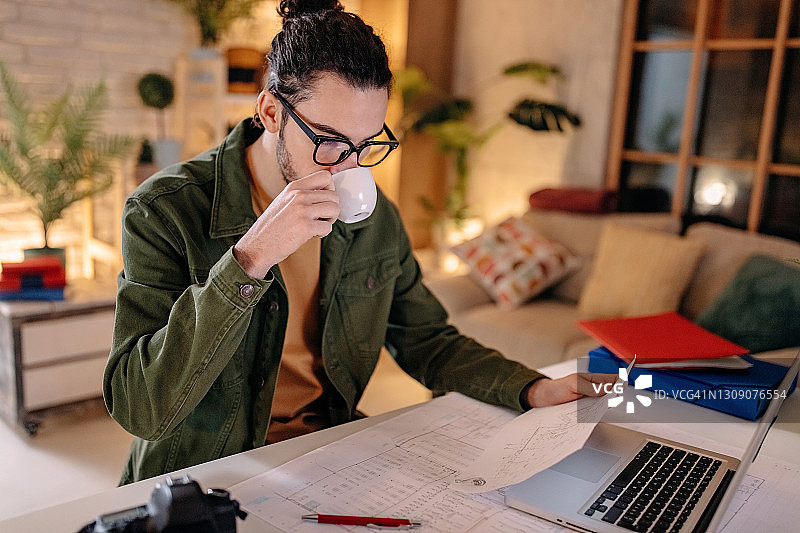 在家工作的人图片素材