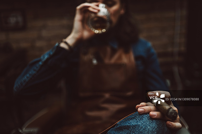 抽雪茄喝威士忌图片素材