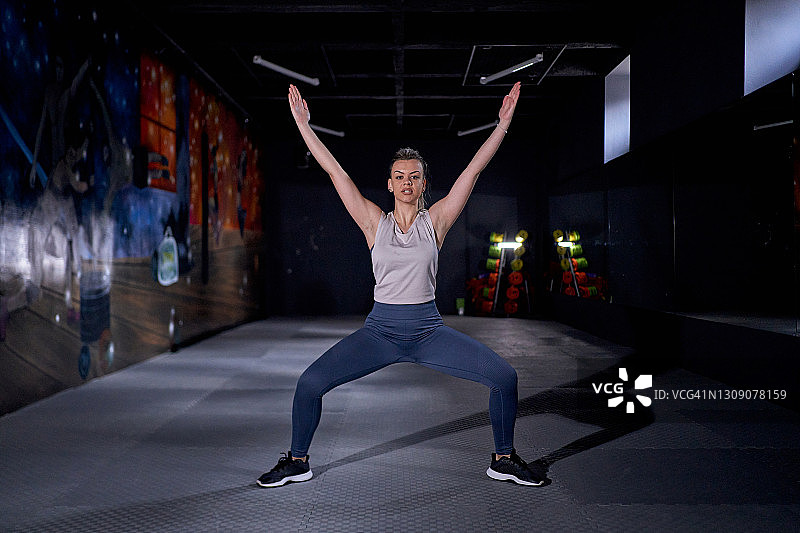 健康女人做跳跃运动热身图片素材