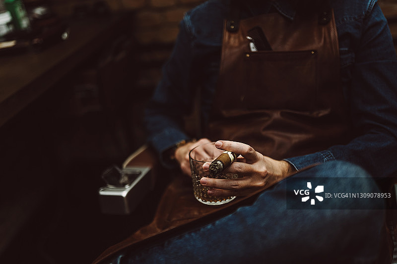 抽雪茄喝威士忌图片素材