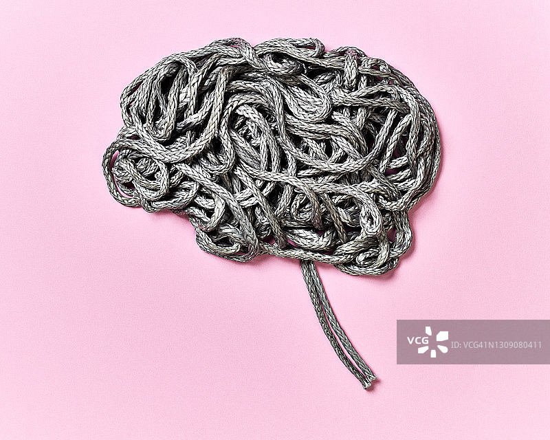 粉色背景上缠绕的灰色绳索，形似大脑图片素材