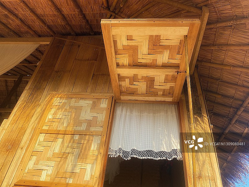 本地房屋窗户和门廊上的白色窗帘图片素材