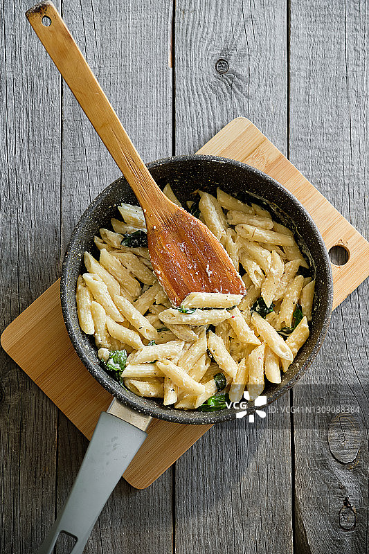 煮熟的意式奶油罗勒面图片素材