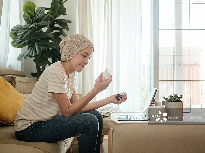 与医生进行视频咨询的亚洲女性癌症患者图片素材