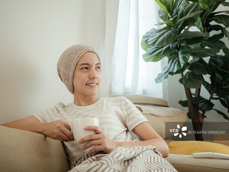 克服逆境的女癌症患者图片素材